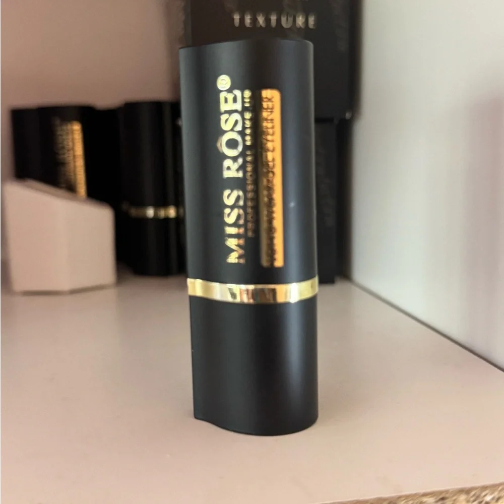 Miss Rose Elegant Black eyeliner